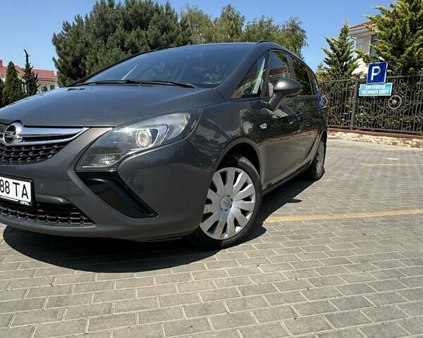 Серый Опель Zafira Tourer, объемом двигателя 1.96 л и пробегом 300 тыс. км за 8700 $, фото 1 на Automoto.ua