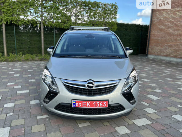 Серый Опель Zafira Tourer, объемом двигателя 0 л и пробегом 180 тыс. км за 10800 $, фото 2 на Automoto.ua