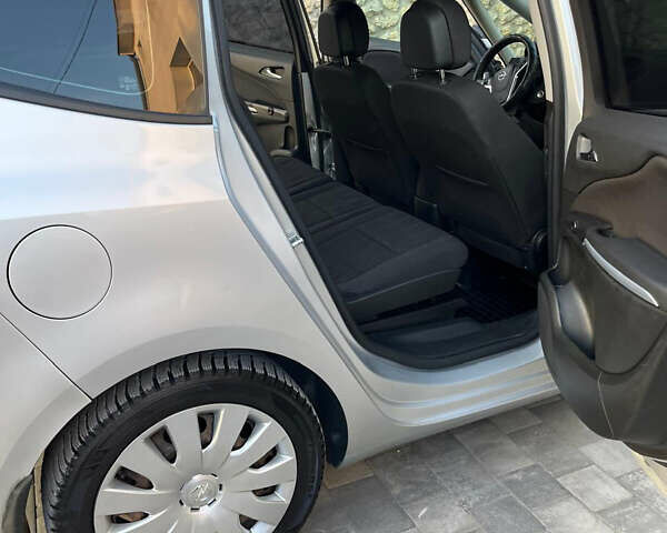 Серый Опель Zafira Tourer, объемом двигателя 2 л и пробегом 132 тыс. км за 10400 $, фото 3 на Automoto.ua