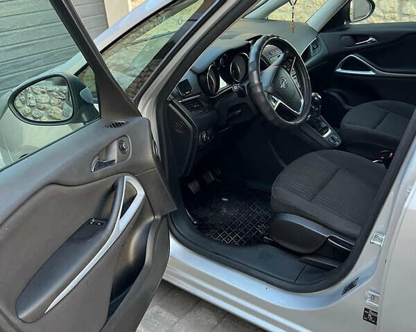 Серый Опель Zafira Tourer, объемом двигателя 2 л и пробегом 132 тыс. км за 10400 $, фото 9 на Automoto.ua
