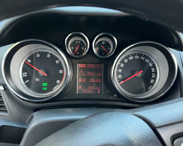 Серый Опель Zafira Tourer, объемом двигателя 2 л и пробегом 132 тыс. км за 10400 $, фото 6 на Automoto.ua