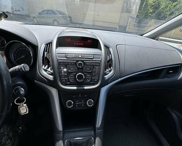 Серый Опель Zafira Tourer, объемом двигателя 1.96 л и пробегом 300 тыс. км за 8700 $, фото 18 на Automoto.ua