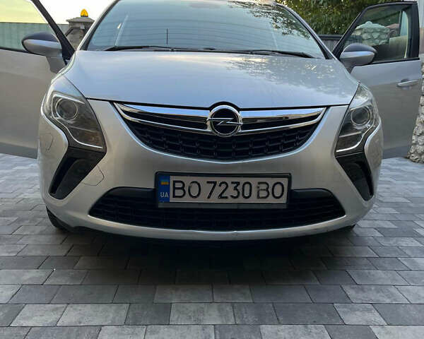Серый Опель Zafira Tourer, объемом двигателя 2 л и пробегом 132 тыс. км за 10400 $, фото 1 на Automoto.ua