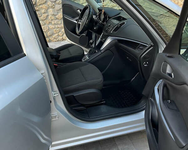 Серый Опель Zafira Tourer, объемом двигателя 2 л и пробегом 132 тыс. км за 10400 $, фото 4 на Automoto.ua