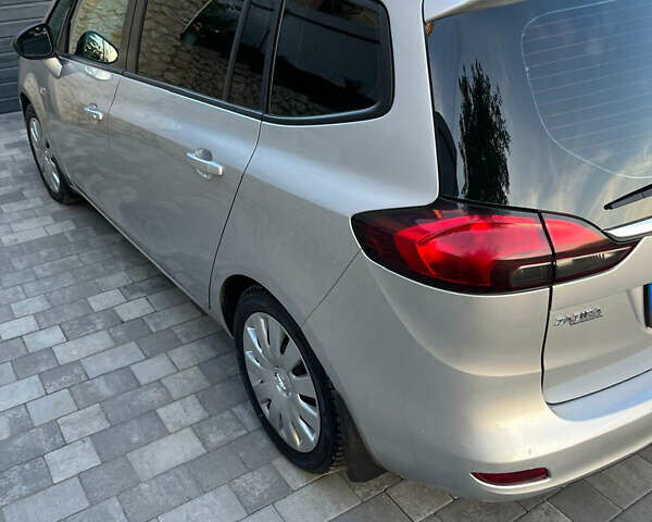 Серый Опель Zafira Tourer, объемом двигателя 2 л и пробегом 132 тыс. км за 10400 $, фото 10 на Automoto.ua