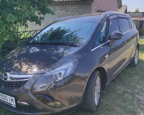 Серый Опель Zafira Tourer, объемом двигателя 1.6 л и пробегом 245 тыс. км за 10700 $, фото 3 на Automoto.ua