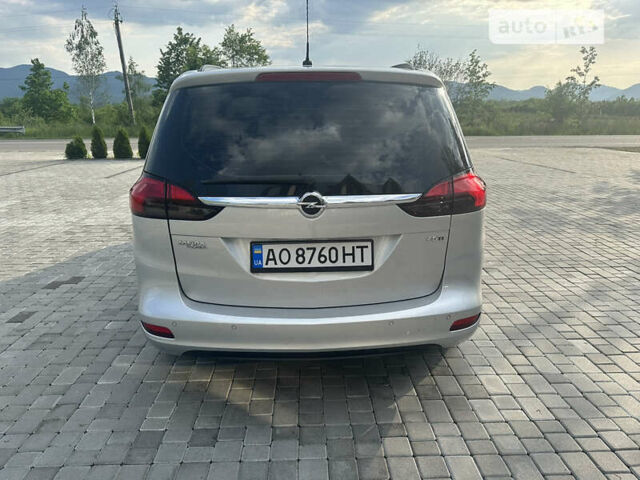 Серый Опель Zafira Tourer, объемом двигателя 2 л и пробегом 320 тыс. км за 9200 $, фото 4 на Automoto.ua