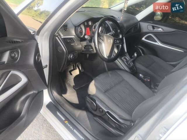 Серый Опель Zafira Tourer, объемом двигателя 2 л и пробегом 201 тыс. км за 11850 $, фото 24 на Automoto.ua