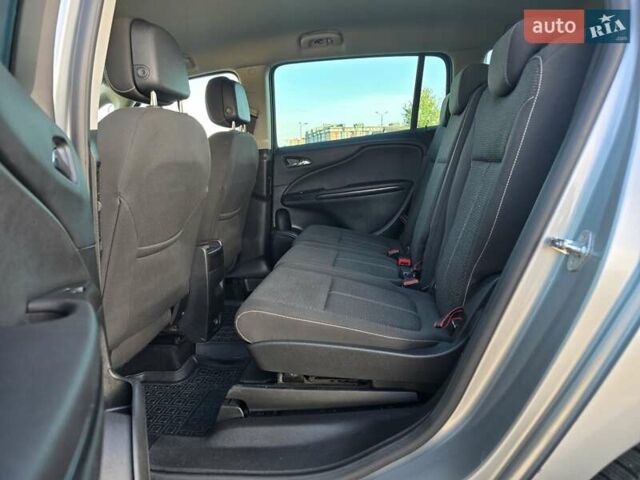 Серый Опель Zafira Tourer, объемом двигателя 2 л и пробегом 261 тыс. км за 10499 $, фото 48 на Automoto.ua