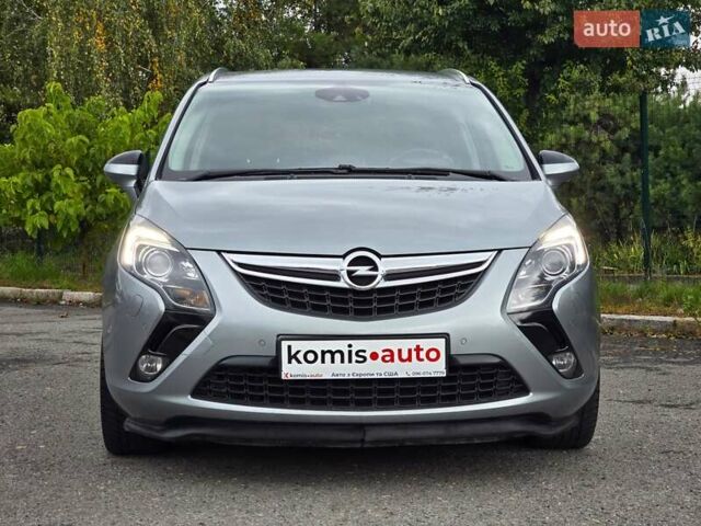 Серый Опель Zafira Tourer, объемом двигателя 2 л и пробегом 261 тыс. км за 10499 $, фото 2 на Automoto.ua