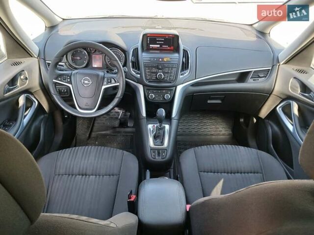 Серый Опель Zafira Tourer, объемом двигателя 1.96 л и пробегом 187 тыс. км за 9999 $, фото 4 на Automoto.ua