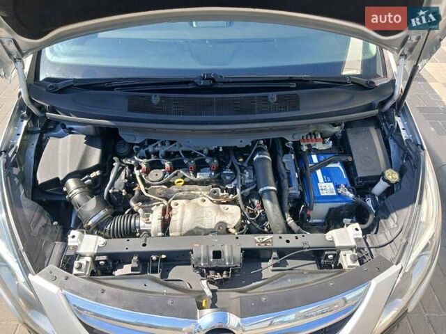 Серый Опель Zafira Tourer, объемом двигателя 1.96 л и пробегом 187 тыс. км за 9999 $, фото 17 на Automoto.ua