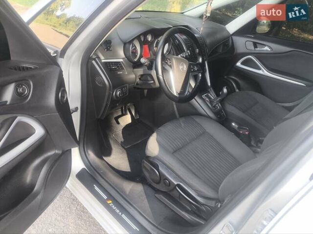 Серый Опель Zafira Tourer, объемом двигателя 2 л и пробегом 201 тыс. км за 11850 $, фото 23 на Automoto.ua