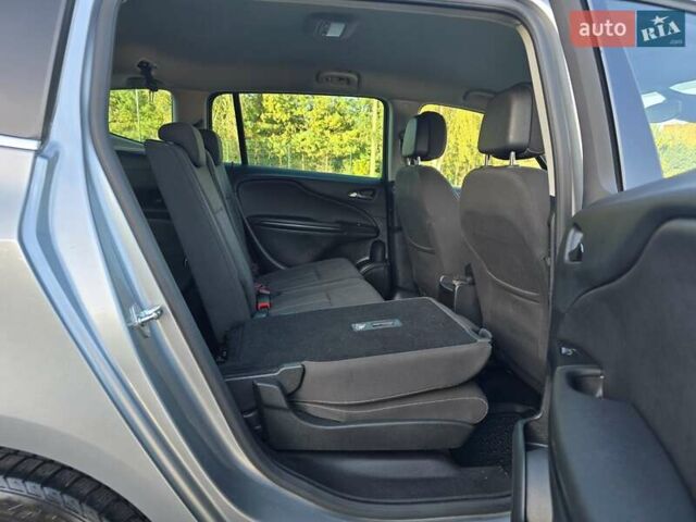 Серый Опель Zafira Tourer, объемом двигателя 2 л и пробегом 261 тыс. км за 10499 $, фото 66 на Automoto.ua