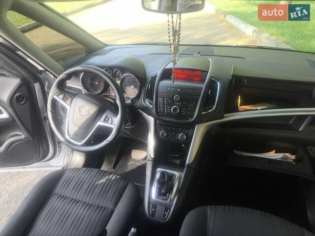 Серый Опель Zafira Tourer, объемом двигателя 2 л и пробегом 201 тыс. км за 11850 $, фото 27 на Automoto.ua