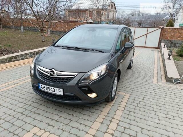 Серый Опель Zafira Tourer, объемом двигателя 1.6 л и пробегом 218 тыс. км за 11000 $, фото 2 на Automoto.ua