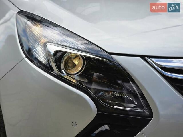 Сірий Опель Zafira Tourer, об'ємом двигуна 1.6 л та пробігом 218 тис. км за 10500 $, фото 15 на Automoto.ua