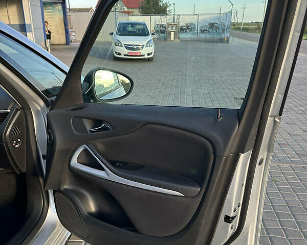 Серый Опель Zafira Tourer, объемом двигателя 1.6 л и пробегом 217 тыс. км за 11700 $, фото 28 на Automoto.ua
