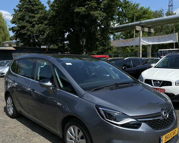 Серый Опель Zafira Tourer, объемом двигателя 1.6 л и пробегом 196 тыс. км за 13500 $, фото 2 на Automoto.ua