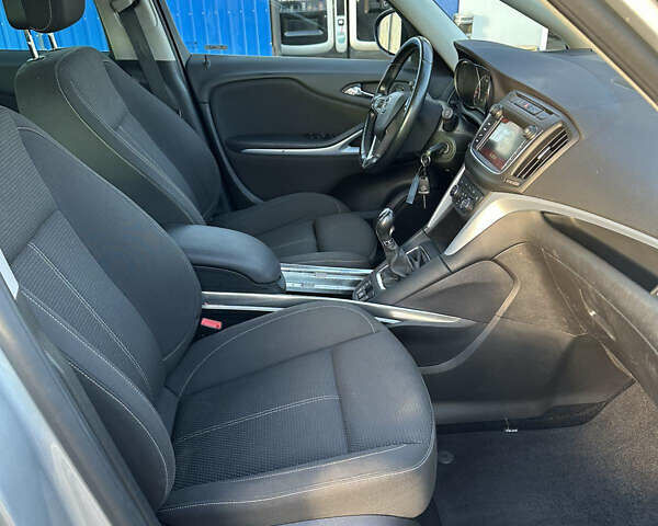 Серый Опель Zafira Tourer, объемом двигателя 1.6 л и пробегом 217 тыс. км за 11700 $, фото 29 на Automoto.ua