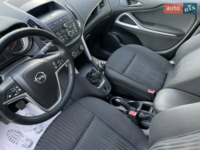 Синий Опель Zafira Tourer, объемом двигателя 2 л и пробегом 187 тыс. км за 10500 $, фото 5 на Automoto.ua