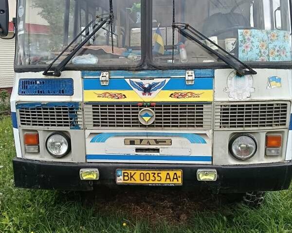 Белый ПАЗ 3201, объемом двигателя 4 л и пробегом 300 тыс. км за 2500 $, фото 3 на Automoto.ua