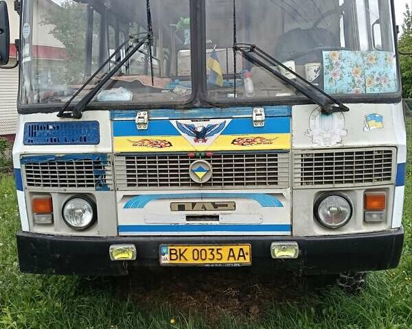 Белый ПАЗ 3201, объемом двигателя 4 л и пробегом 300 тыс. км за 2500 $, фото 1 на Automoto.ua
