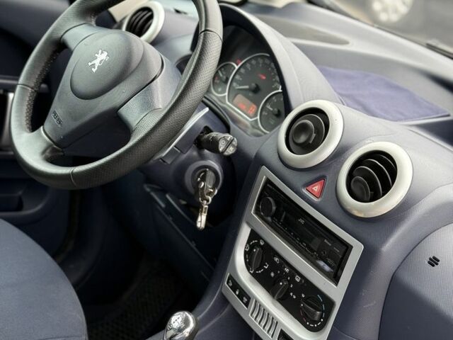 Чорний Пежо 1007, об'ємом двигуна 1.4 л та пробігом 200 тис. км за 3600 $, фото 6 на Automoto.ua