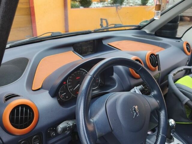 Серый Пежо 1007, объемом двигателя 1.6 л и пробегом 140 тыс. км за 4700 $, фото 3 на Automoto.ua