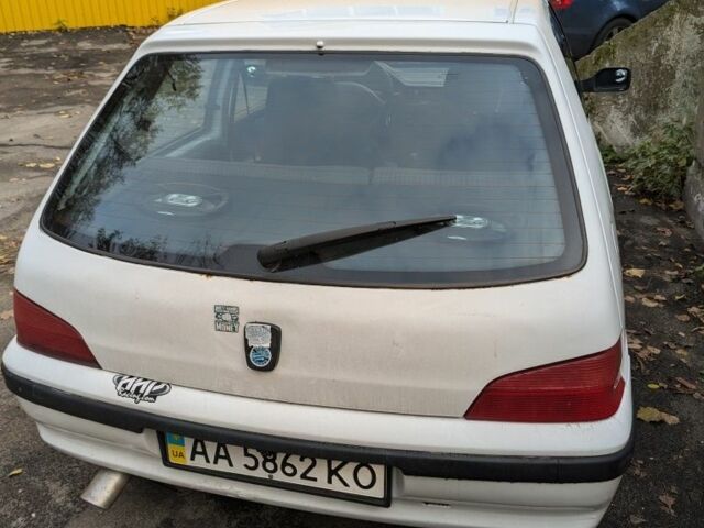 Белый Пежо 106, объемом двигателя 1 л и пробегом 290 тыс. км за 1350 $, фото 3 на Automoto.ua
