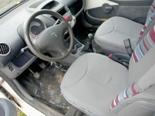 Пежо 107 2011 в Прилуках на Automoto.ua Белый Пежо 107, объемом двигателя 1 л и пробегом 380 тыс. км за 1750 $, фото 4 на Automoto.ua