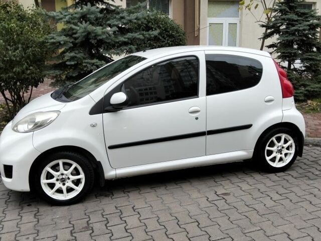 Белый Пежо 107, объемом двигателя 1 л и пробегом 174 тыс. км за 4800 $, фото 1 на Automoto.ua