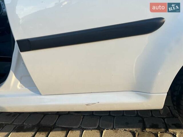 Белый Пежо 107, объемом двигателя 1 л и пробегом 71 тыс. км за 5600 $, фото 11 на Automoto.ua
