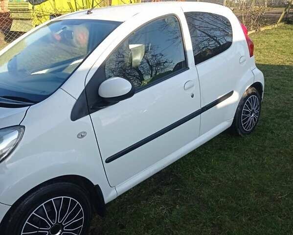 Белый Пежо 107, объемом двигателя 1 л и пробегом 174 тыс. км за 5500 $, фото 12 на Automoto.ua