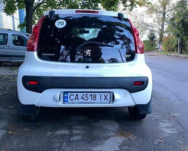 Белый Пежо 107, объемом двигателя 1 л и пробегом 140 тыс. км за 4500 $, фото 3 на Automoto.ua