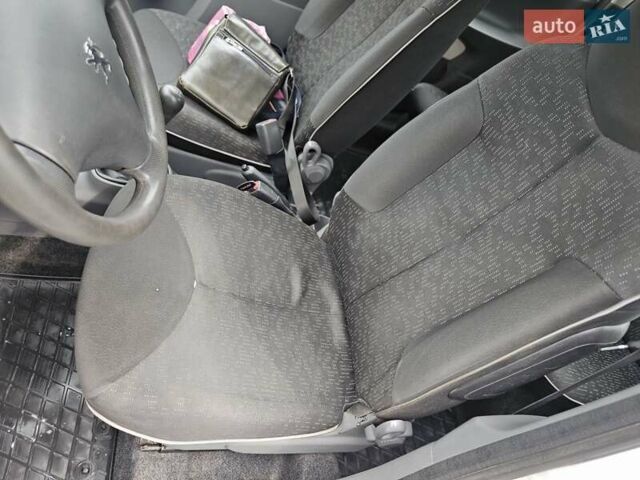 Белый Пежо 107, объемом двигателя 1 л и пробегом 160 тыс. км за 3300 $, фото 8 на Automoto.ua
