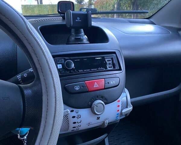 Белый Пежо 107, объемом двигателя 1 л и пробегом 140 тыс. км за 4500 $, фото 5 на Automoto.ua