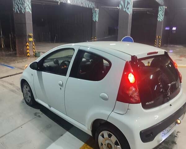 Белый Пежо 107, объемом двигателя 1 л и пробегом 180 тыс. км за 3700 $, фото 2 на Automoto.ua