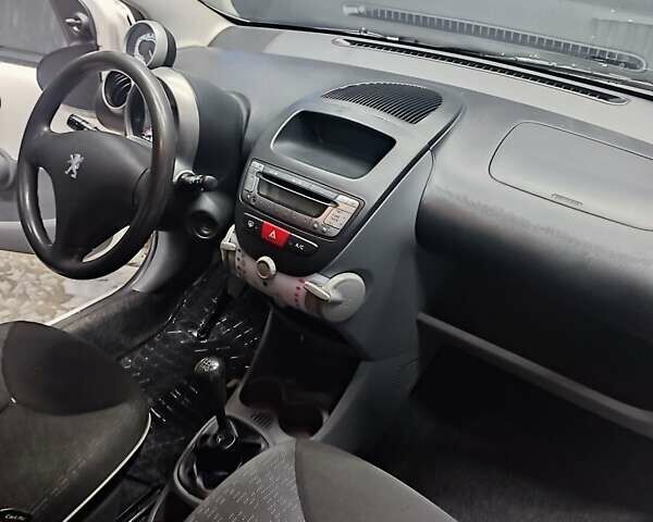 Белый Пежо 107, объемом двигателя 1 л и пробегом 180 тыс. км за 3700 $, фото 4 на Automoto.ua