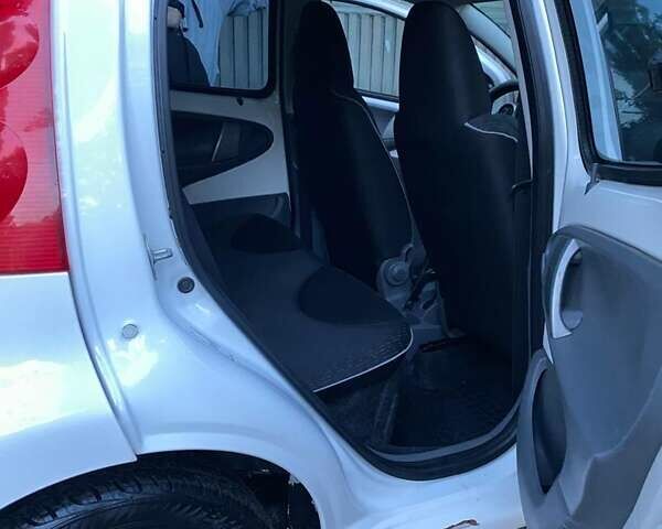 Белый Пежо 107, объемом двигателя 1 л и пробегом 140 тыс. км за 4500 $, фото 13 на Automoto.ua