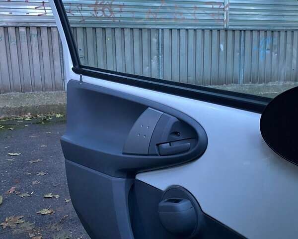 Белый Пежо 107, объемом двигателя 1 л и пробегом 140 тыс. км за 4500 $, фото 10 на Automoto.ua