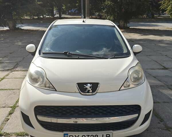 Белый Пежо 107, объемом двигателя 1 л и пробегом 234 тыс. км за 4000 $, фото 5 на Automoto.ua