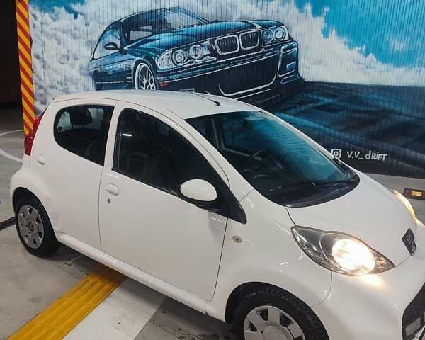 Белый Пежо 107, объемом двигателя 1 л и пробегом 180 тыс. км за 3700 $, фото 3 на Automoto.ua