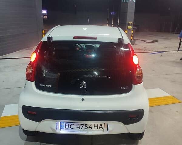 Белый Пежо 107, объемом двигателя 1 л и пробегом 180 тыс. км за 3700 $, фото 1 на Automoto.ua
