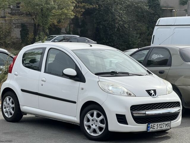 Белый Пежо 107, объемом двигателя 1 л и пробегом 192 тыс. км за 6442 $, фото 1 на Automoto.ua
