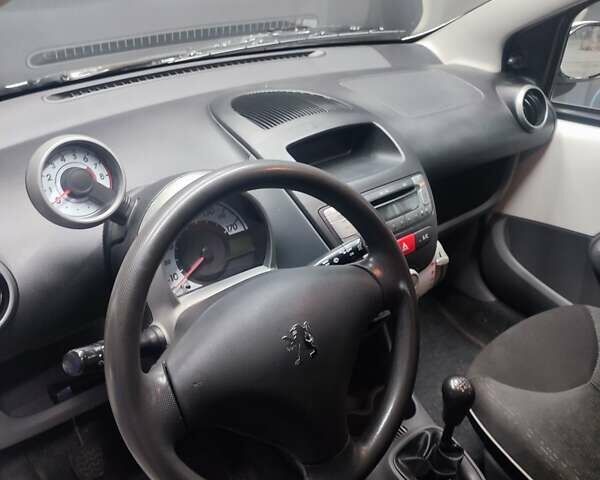 Белый Пежо 107, объемом двигателя 1 л и пробегом 180 тыс. км за 3700 $, фото 6 на Automoto.ua