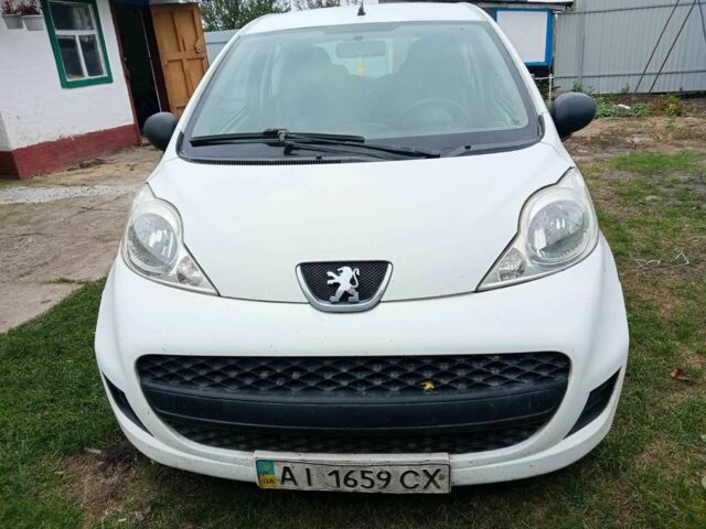 Пежо 107 2011 в Прилуках на Automoto.ua Белый Пежо 107, объемом двигателя 1 л и пробегом 380 тыс. км за 1750 $, фото 1 на Automoto.ua