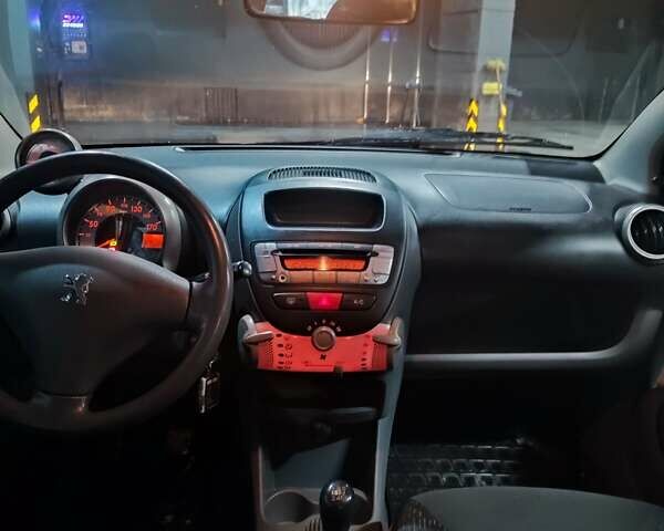 Белый Пежо 107, объемом двигателя 1 л и пробегом 180 тыс. км за 3700 $, фото 7 на Automoto.ua