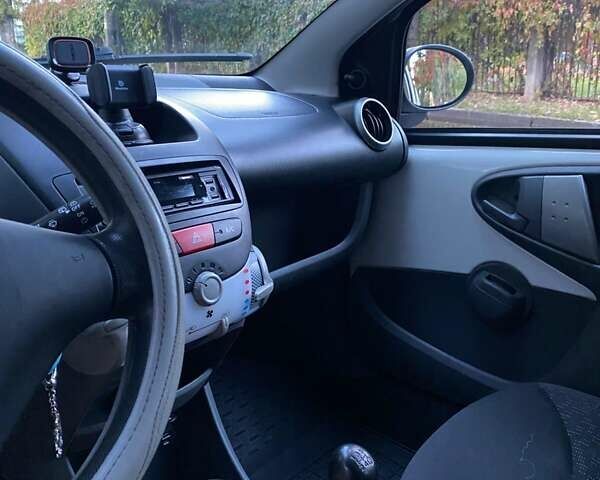 Белый Пежо 107, объемом двигателя 1 л и пробегом 140 тыс. км за 4500 $, фото 6 на Automoto.ua