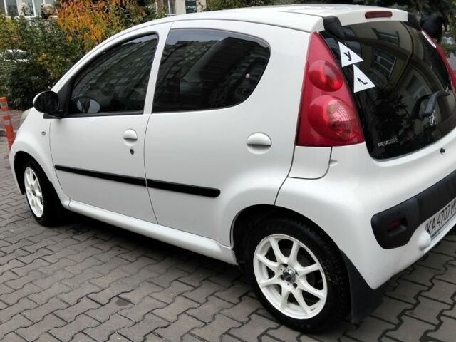 Белый Пежо 107, объемом двигателя 1 л и пробегом 174 тыс. км за 4800 $, фото 4 на Automoto.ua